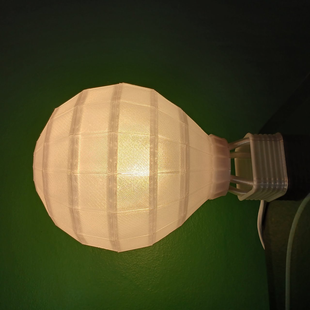 Modelo Cristal da Baluminaria, translúcido e aceso em luz quente